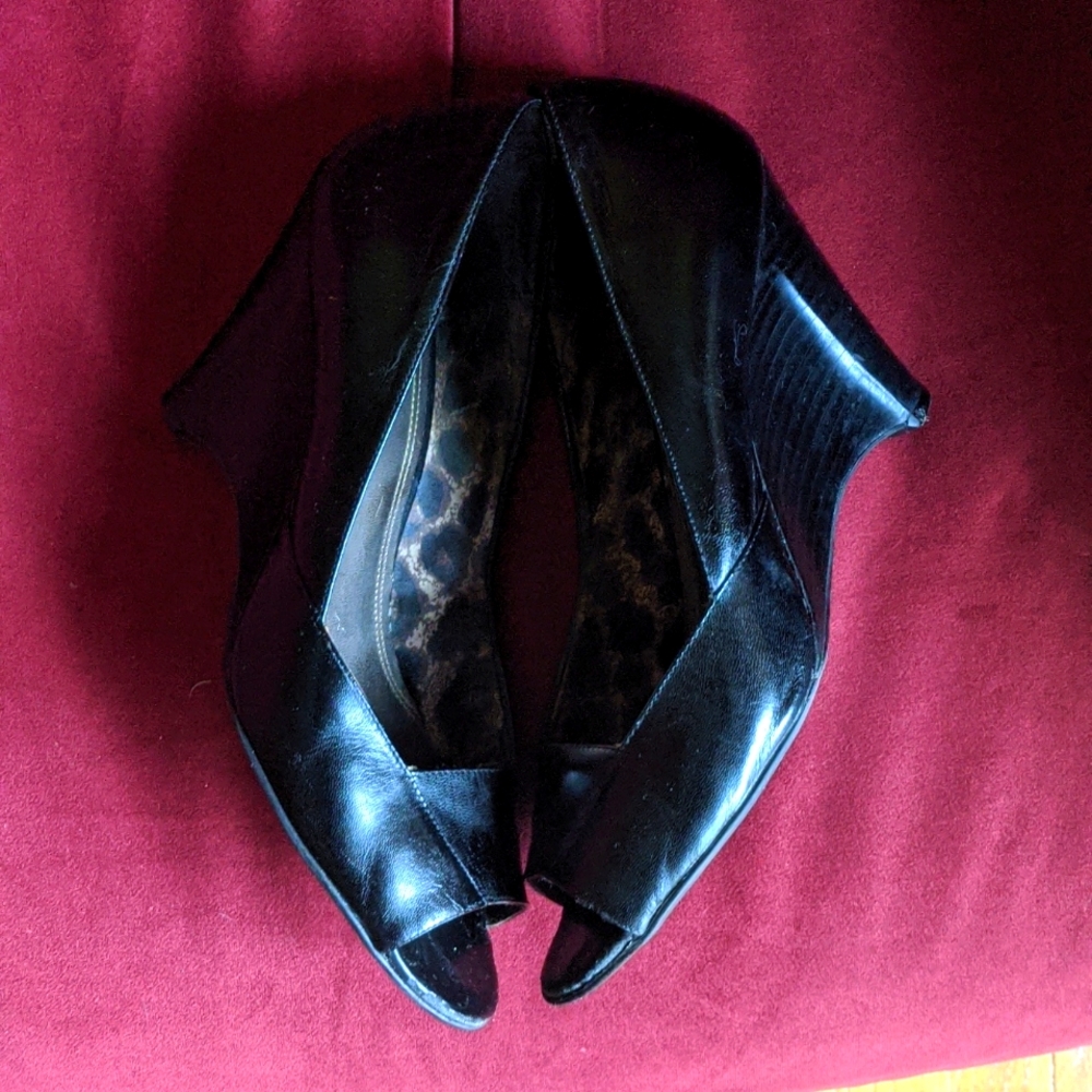 Bandolino peep toe wedge